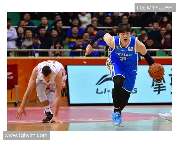 王哲林的篮球之路:从青涩少年到CBA巨星的成长历程与奋斗故事