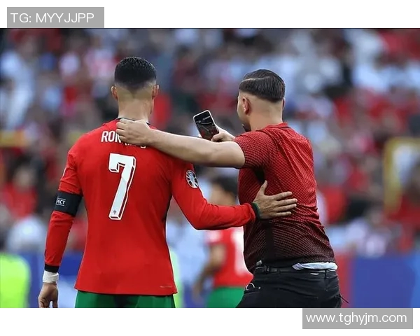 球迷疯狂行为引热议:冲进场内抢C罗球衣成欧冠奇观